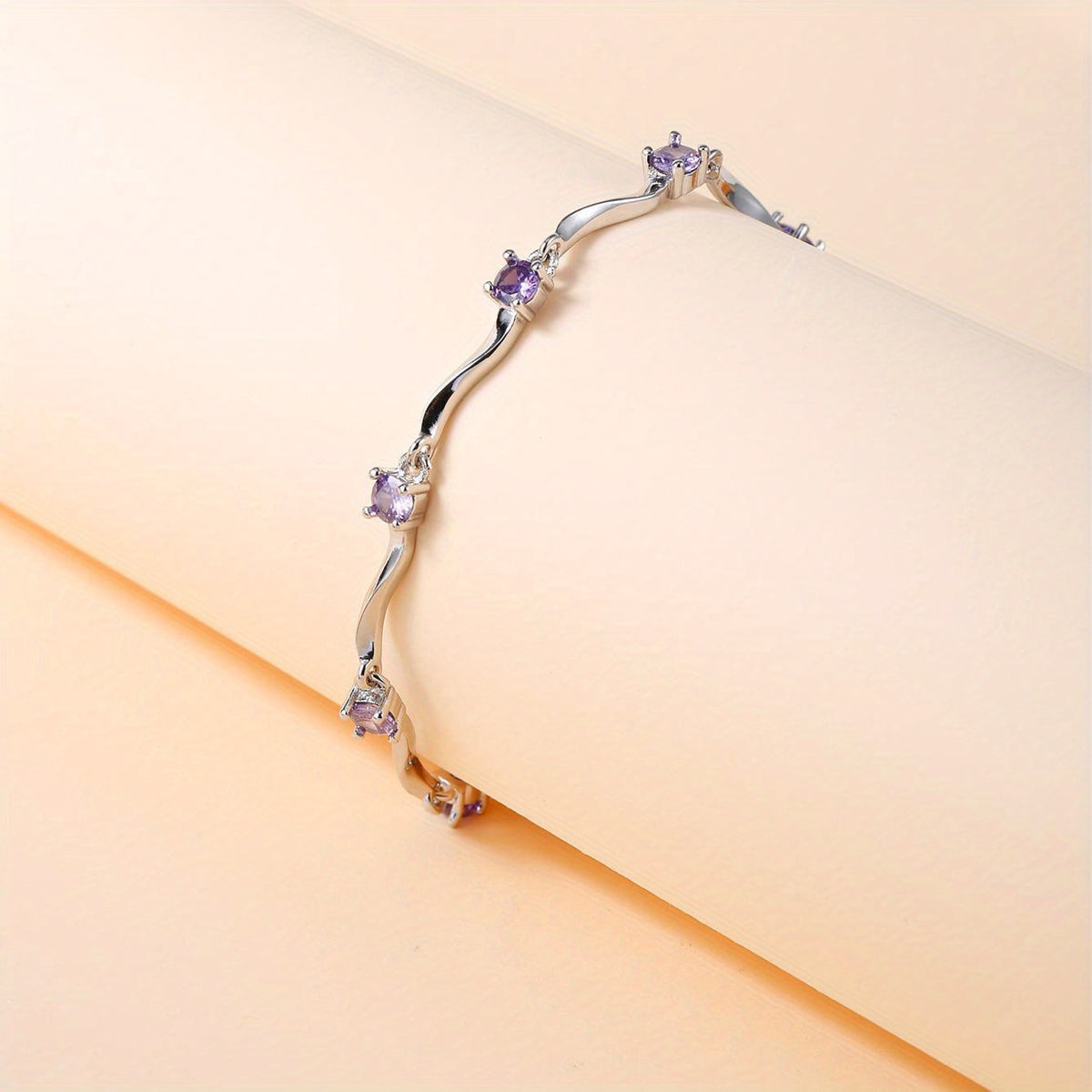 Elegante golvende paarse armband met synthetische zirkonia