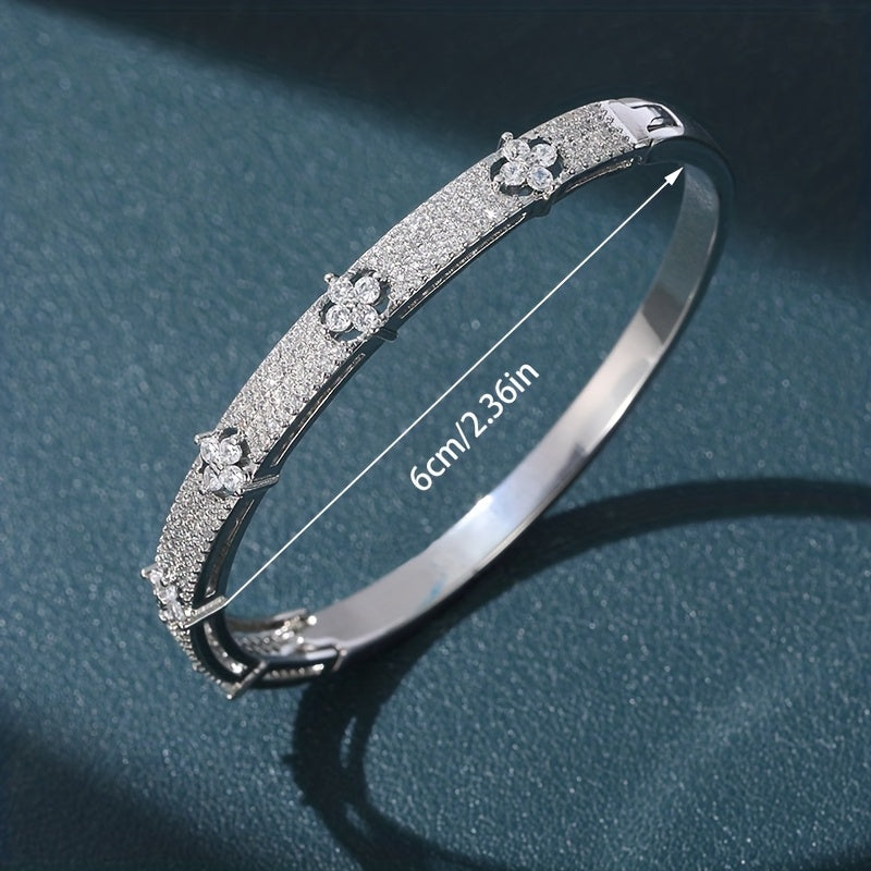 Elegante vergulde armband met zirkonia ingelegd bloemontwerp