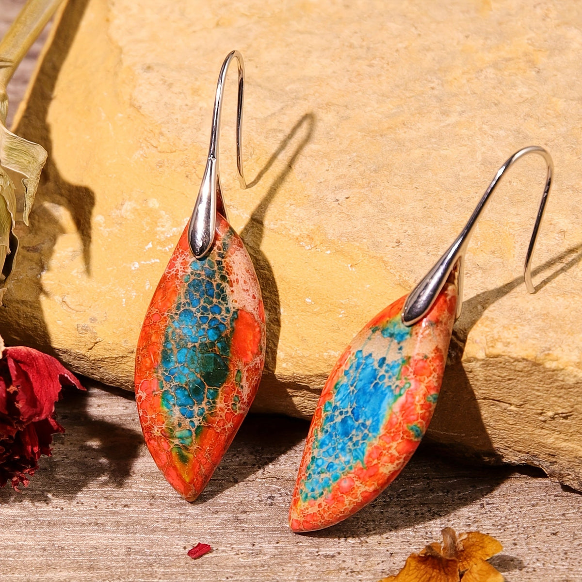 Vintage bohemien blad oorbellen met oranje en blauwe natuursteen