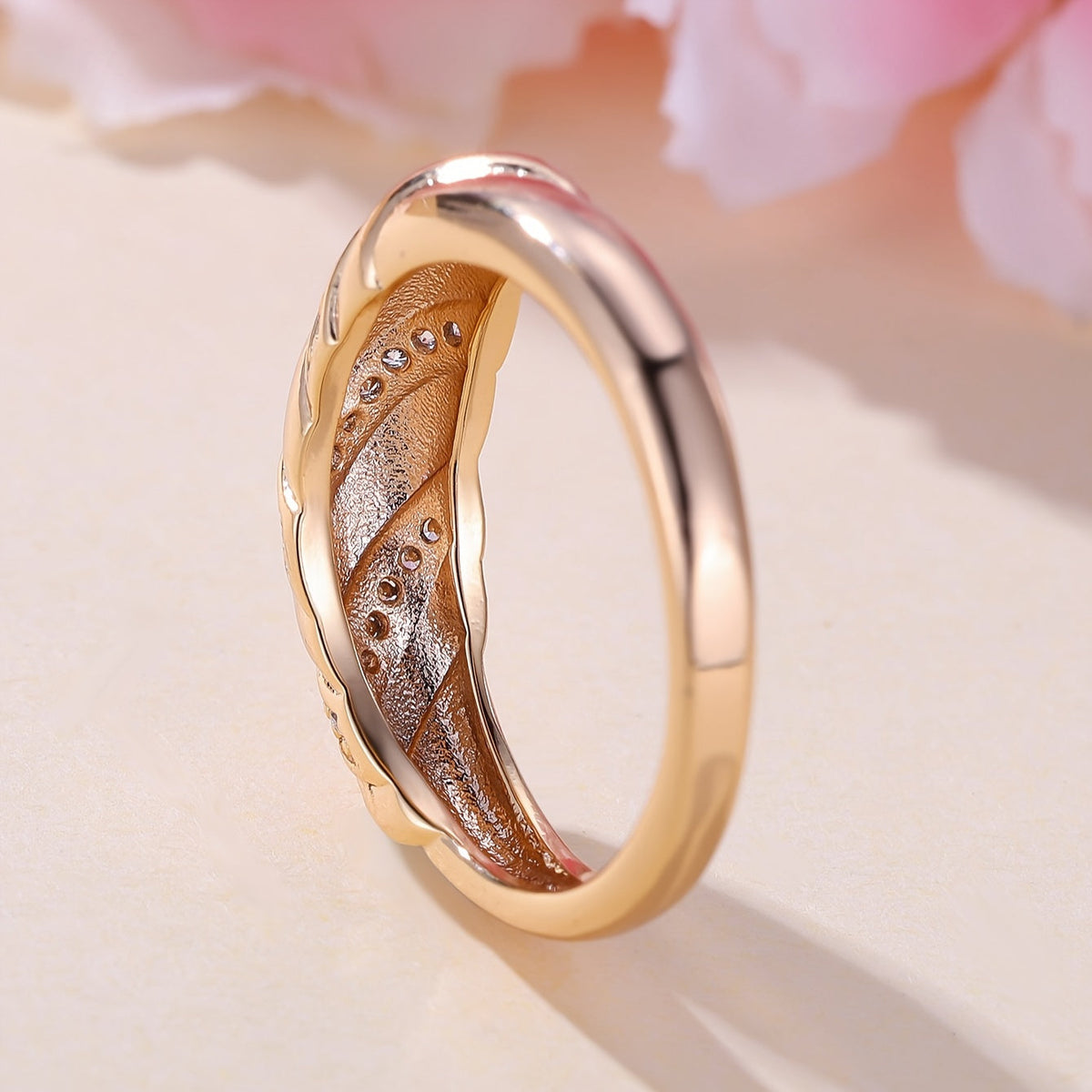 Elegante vergulde ring met ingelegde zirkonia en gedraaid ontwerp