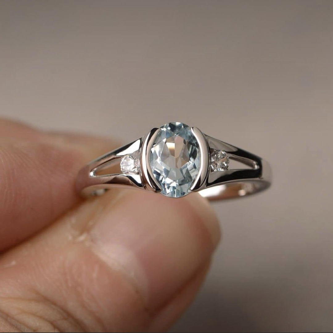 Elegante verzilverde ring met ovale lichtblauwe steen