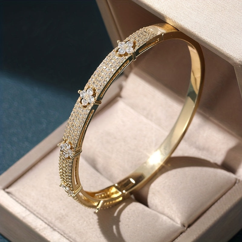 Elegante vergulde armband met zirkonia ingelegd bloemontwerp