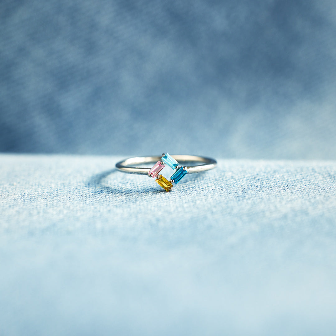 Gepersonaliseerde ring met baguette geboortestenen
