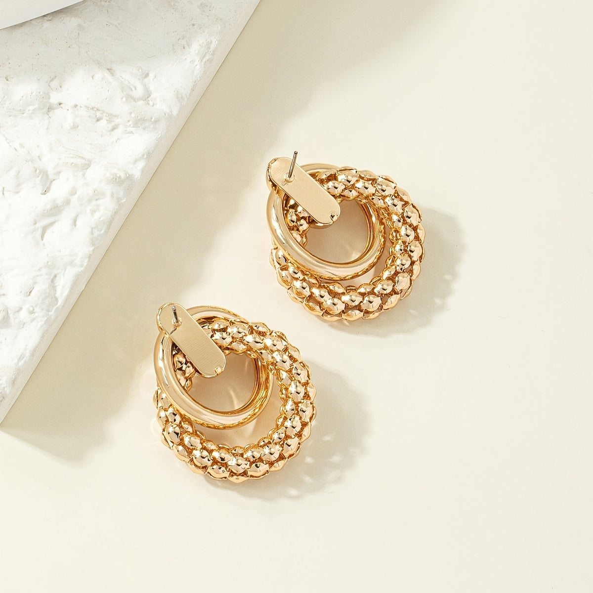 Elegante goudkleurige geometrische oorbellen met cirkelontwerp