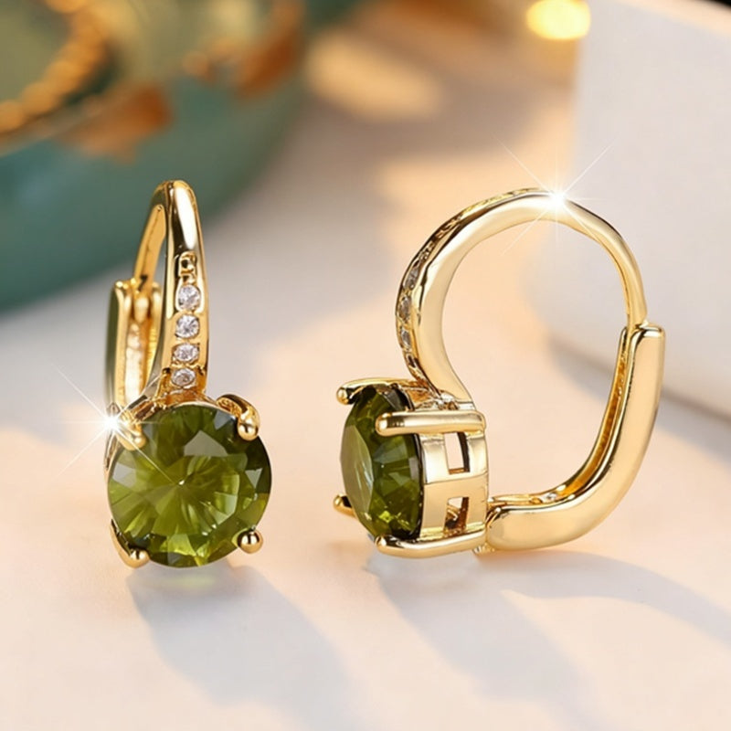 Vintage bohemien oorbellen met groen zirkonia in goudkleurige klauwzetting