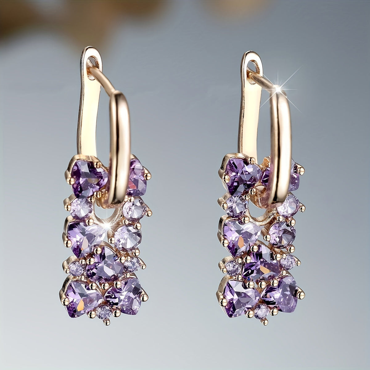 Elegante vergulde oorhangers met paarse zirkonia