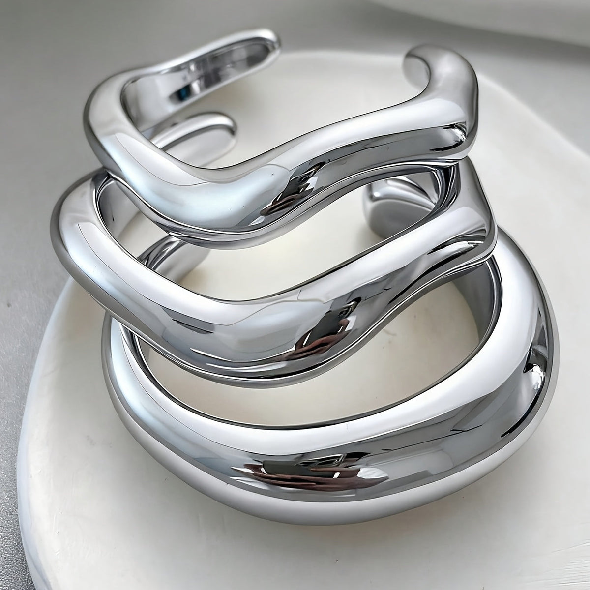 Vintage sculpturale verzilverde kunststof slavenarmband
