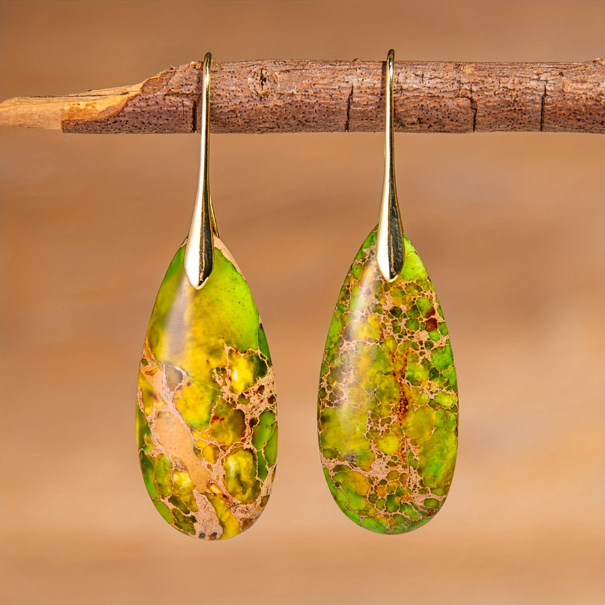 Elegante druppelvormige oorbellen met grasgroene natuursteen
