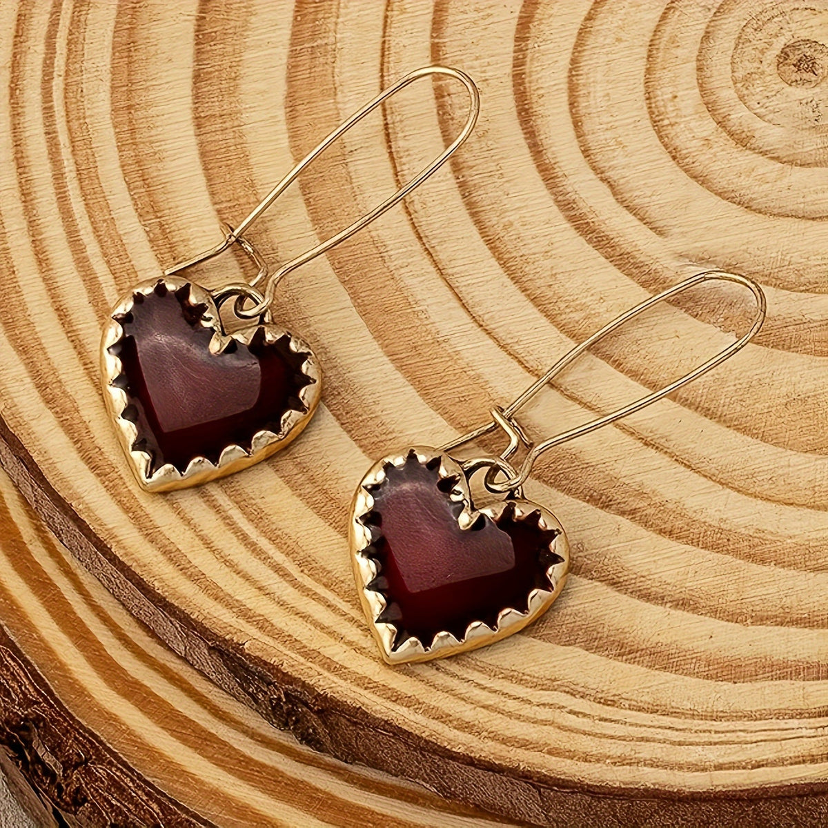 Vintage bohemien oorbellen met rood druipend hart van hars