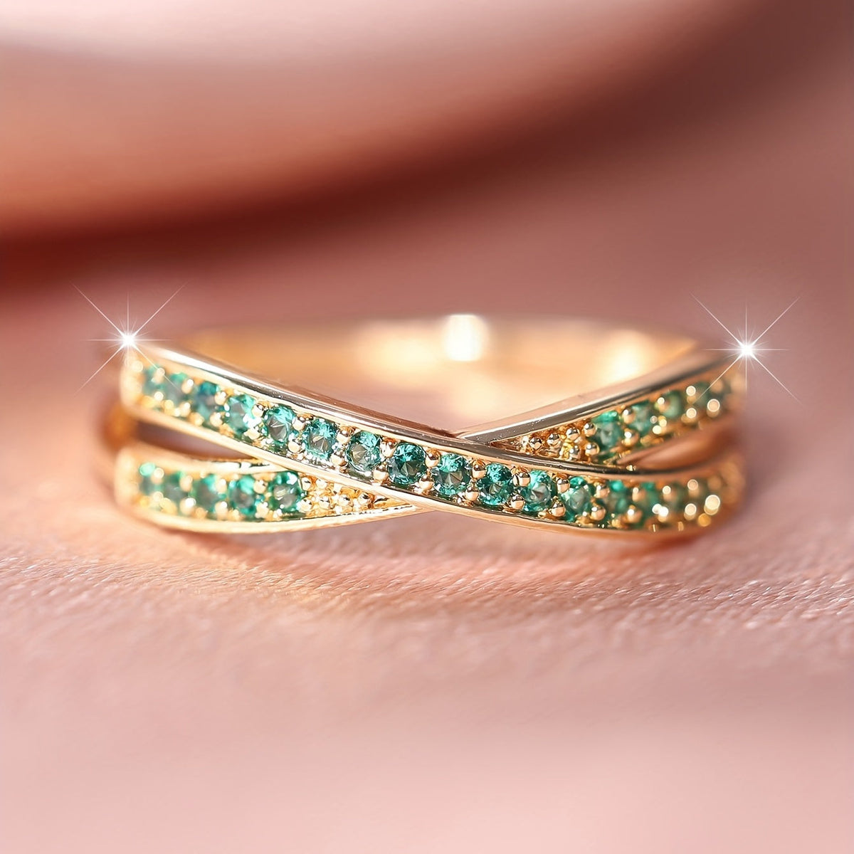 Elegante minimalistische vergulde gedraaide crossover ring met zirkonia