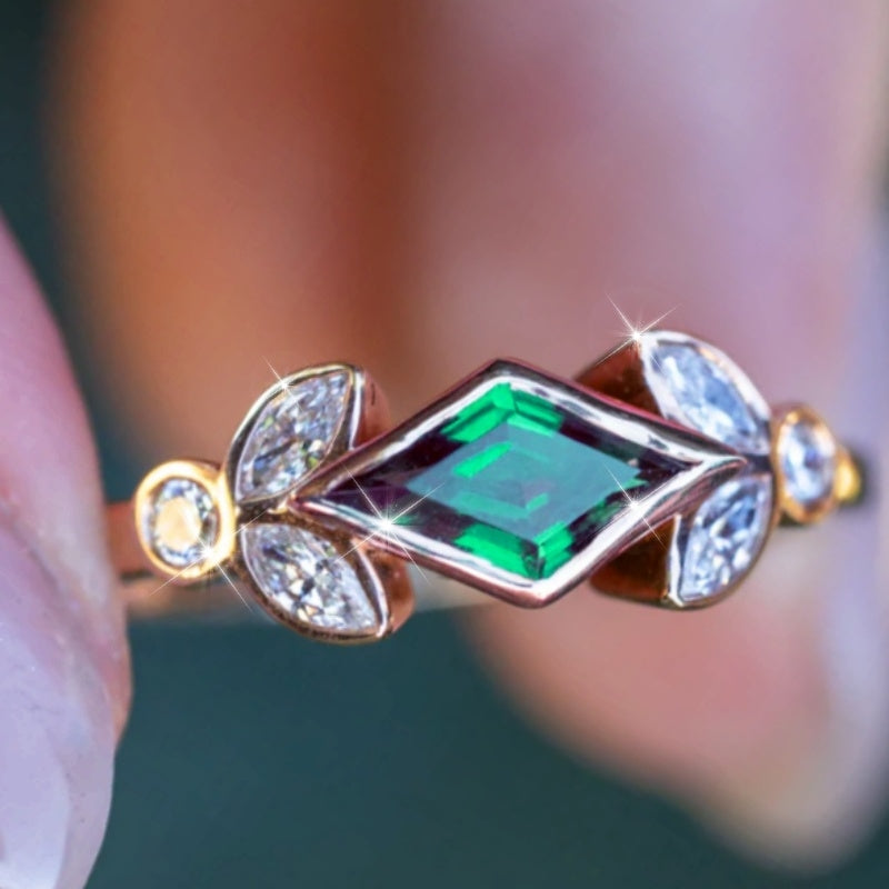 Elegante ring met groene zirkonia en bladvormige accenten