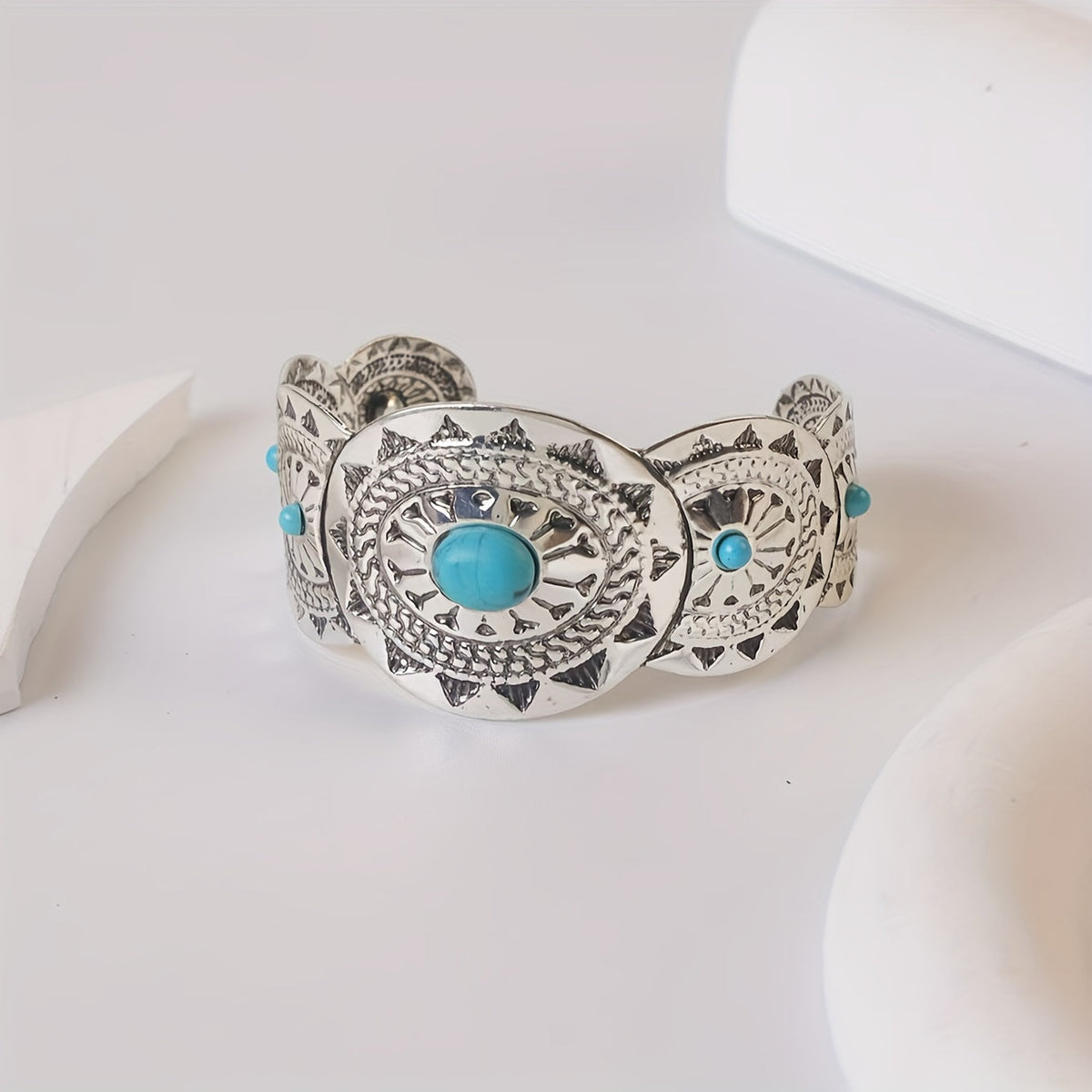 Vintage verzilverde cuff armband met gestempeld turkoois