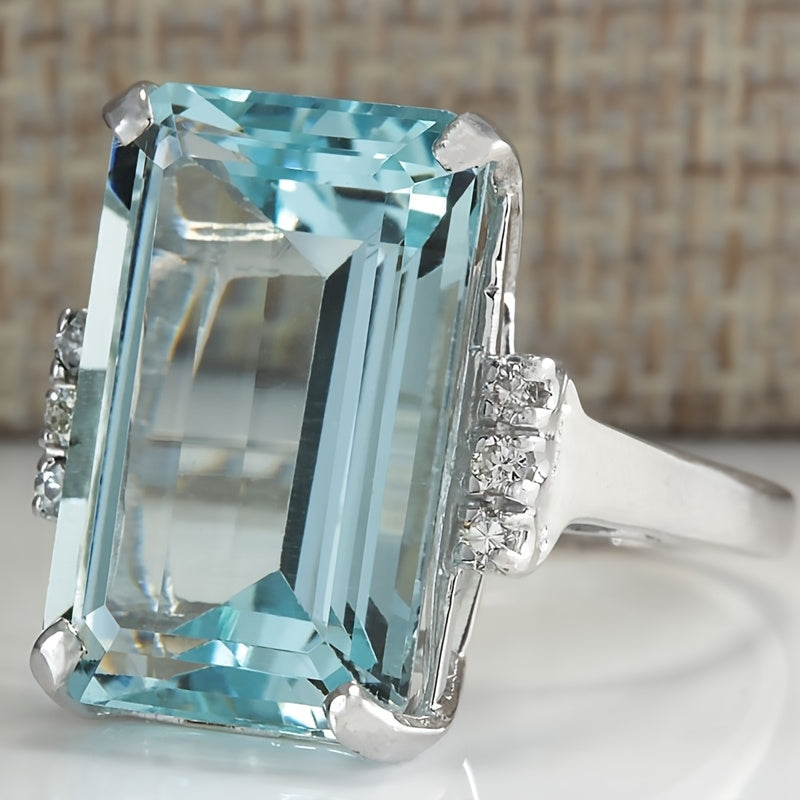 Elegante klassieke ring met vierkante zeeblauwe edelsteen in vier zettingen