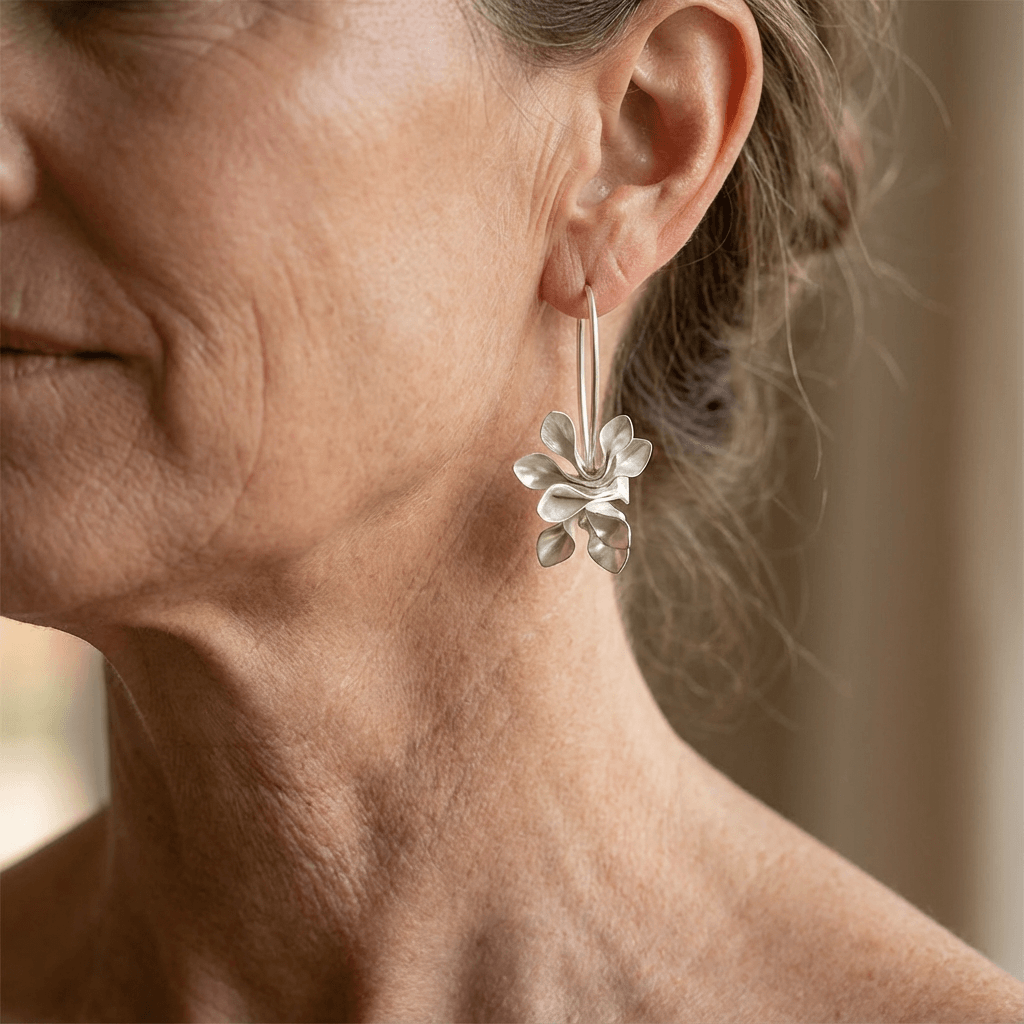 Elegante zilverkleurige bloemvormige oorhangers met ring