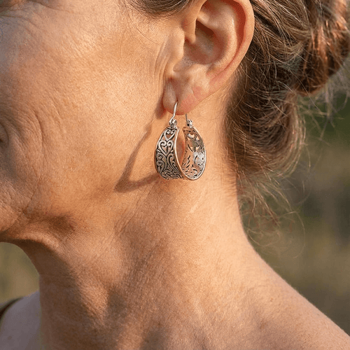 Vintage tweekleurige handgesneden bohemien oorringen