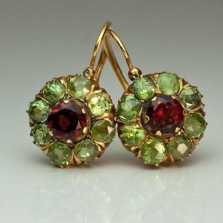 Vintage ronde bloemoorbellen met groen en rood kristal