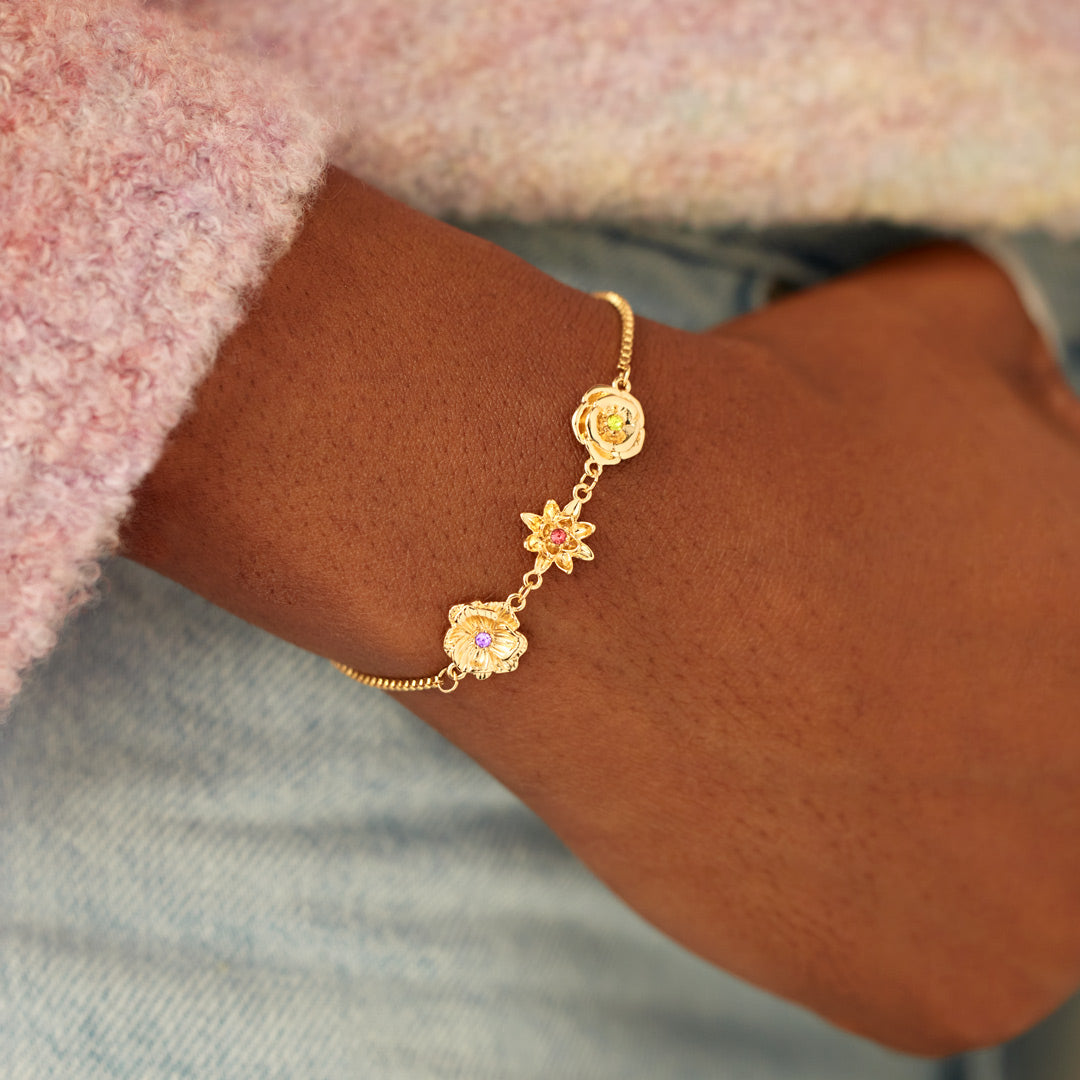 Gepersonaliseerde geboortebloem armband met driedimensionaal bloemendesign