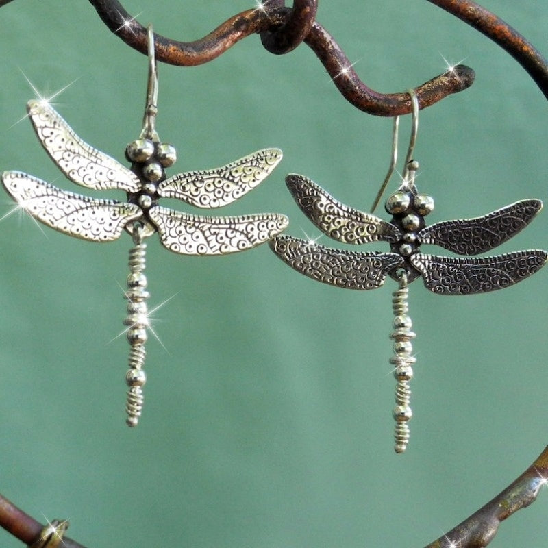 Elegante vintage oorhangers met libelle