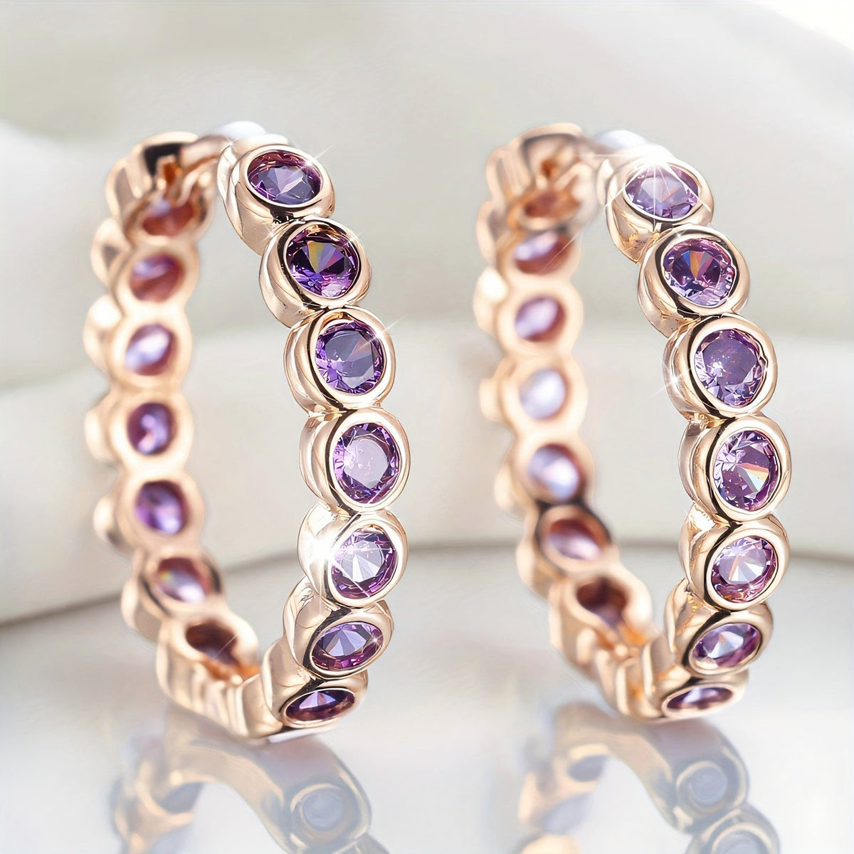 Elegante oorringen met paarse zirkonia kristallen in etnische stijl