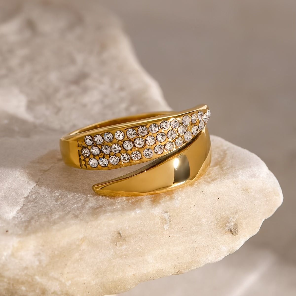 Elegante open ring met puntig vleugelontwerp ingelegd met zirkonia