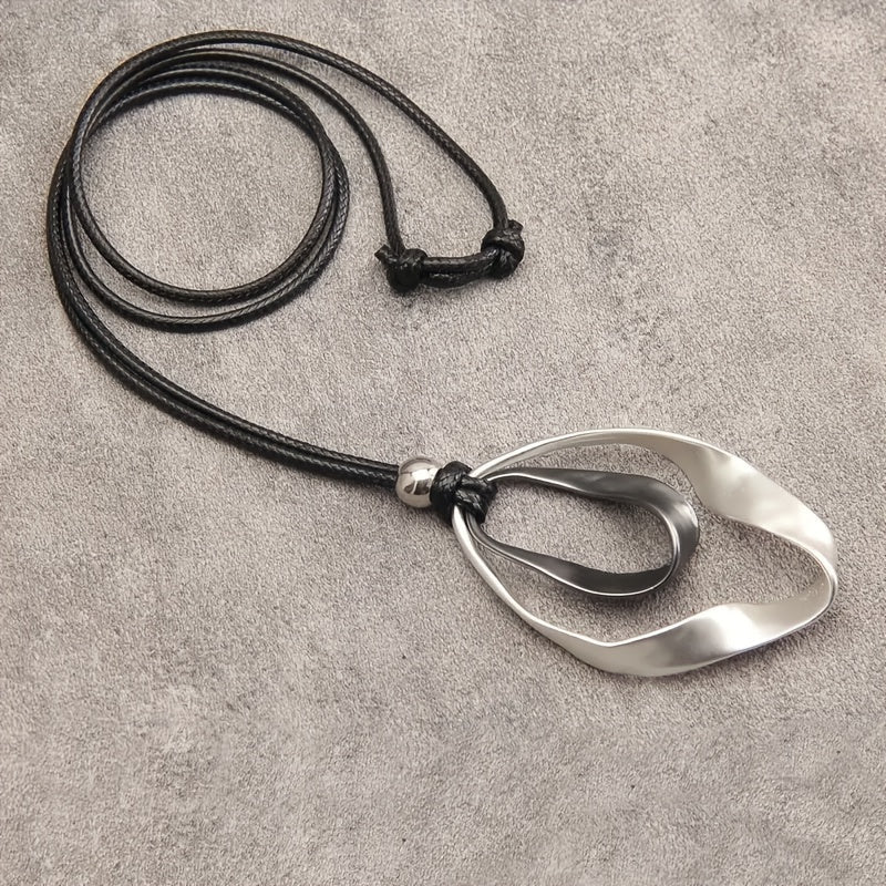 Elegante moderne ketting met abstracte hanger van gemengde metalen