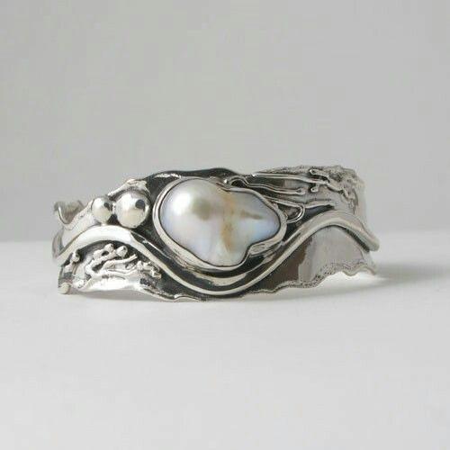Vintage verzilverde ring met golfdesign en witte steen