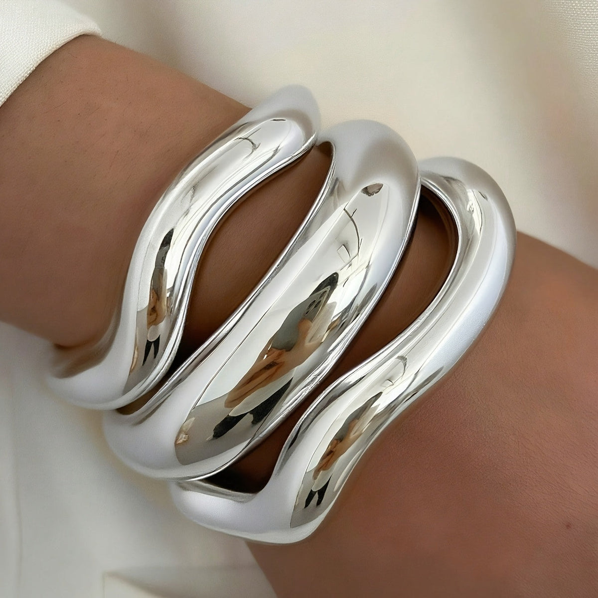 Vintage sculpturale verzilverde kunststof slavenarmband