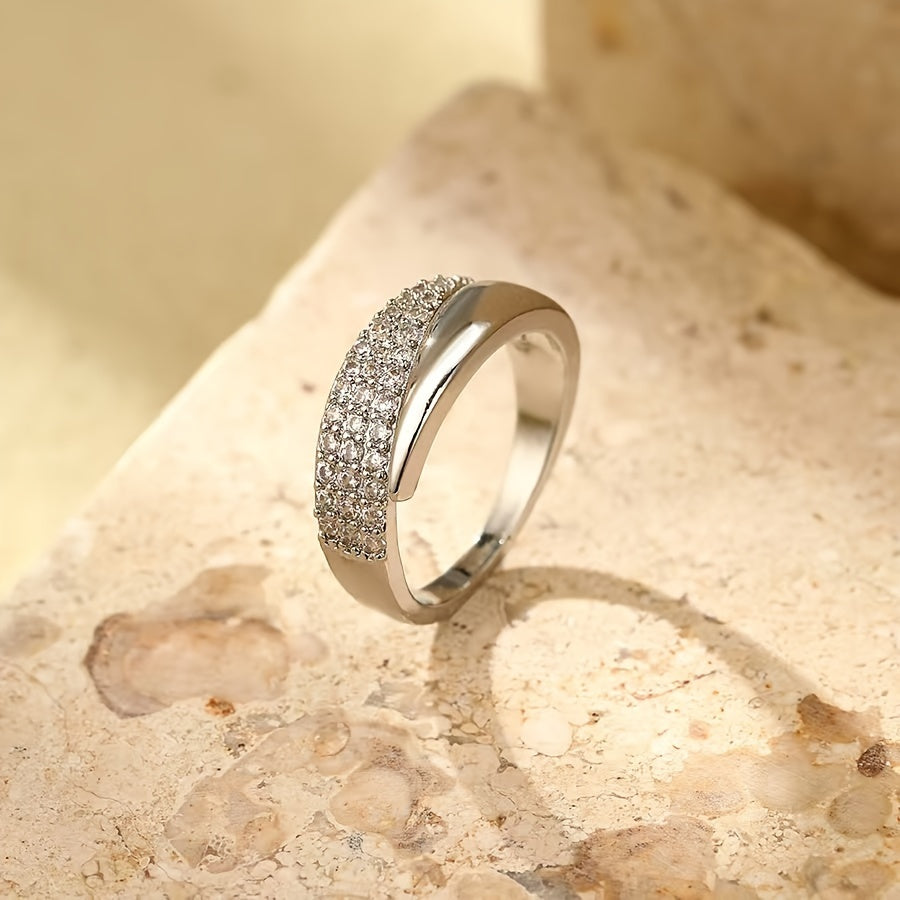 Elegante open ring met puntig vleugelontwerp ingelegd met zirkonia