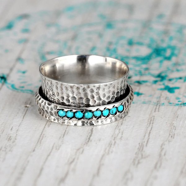 Elegante gehamerde verzilverde spinner ring met turkoois