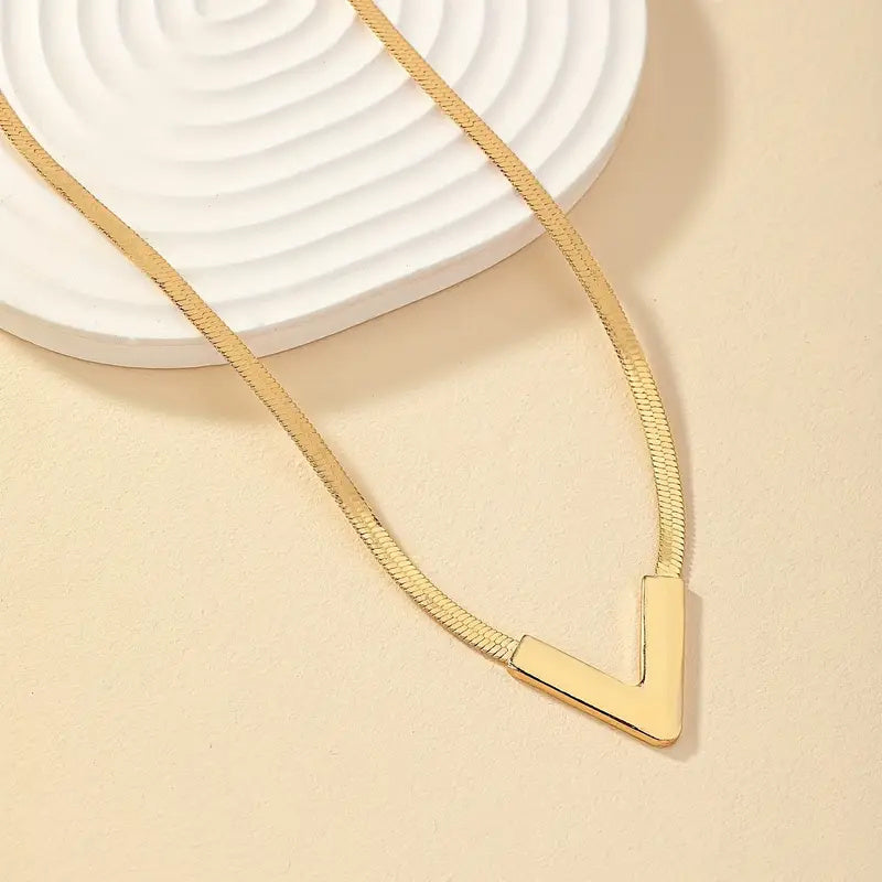 Strakke minimalistische schakelketting met V-vormige hanger