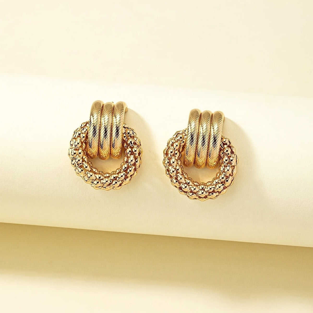 Elegante goudkleurige geometrische oorbellen met cirkelontwerp