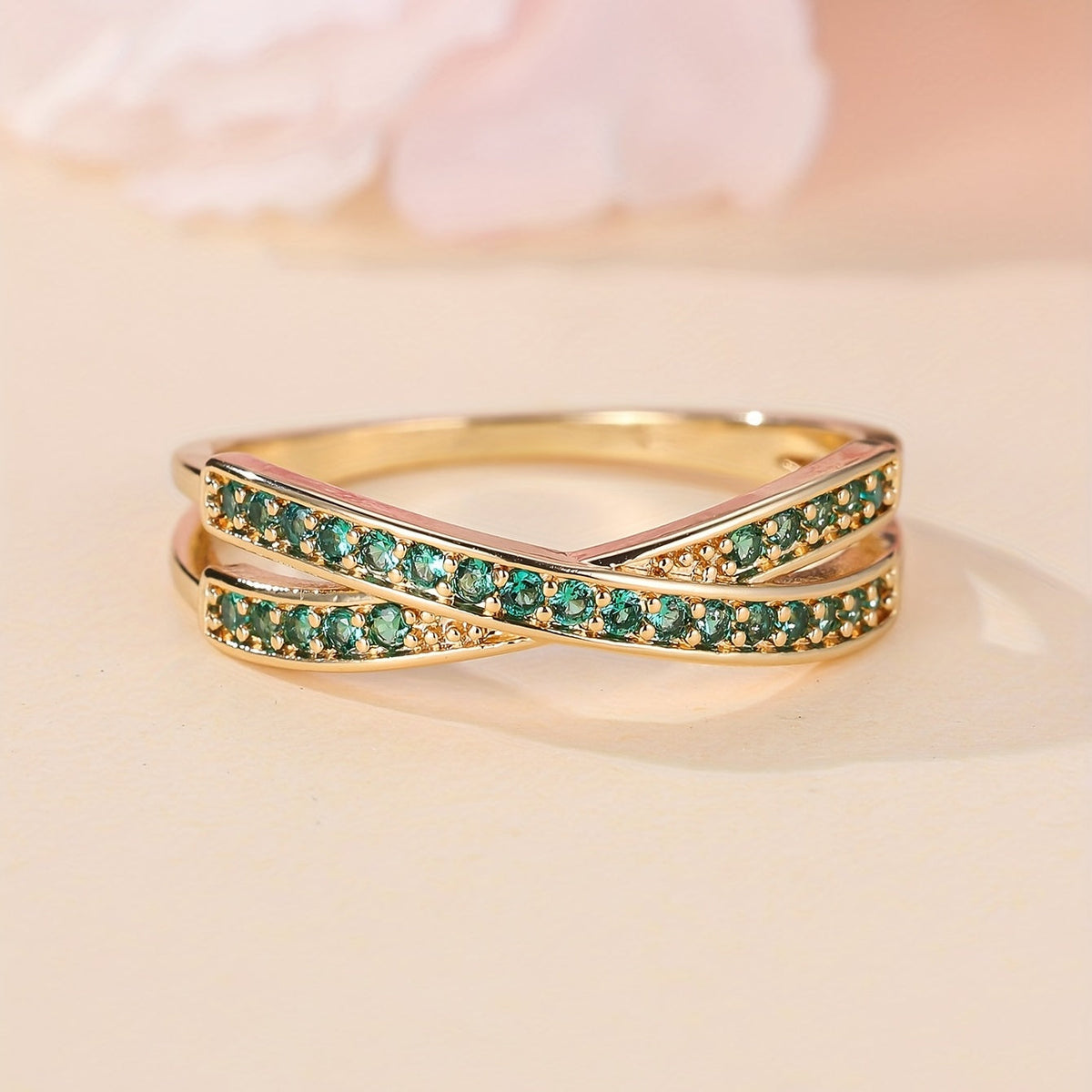 Elegante minimalistische vergulde gedraaide crossover ring met zirkonia