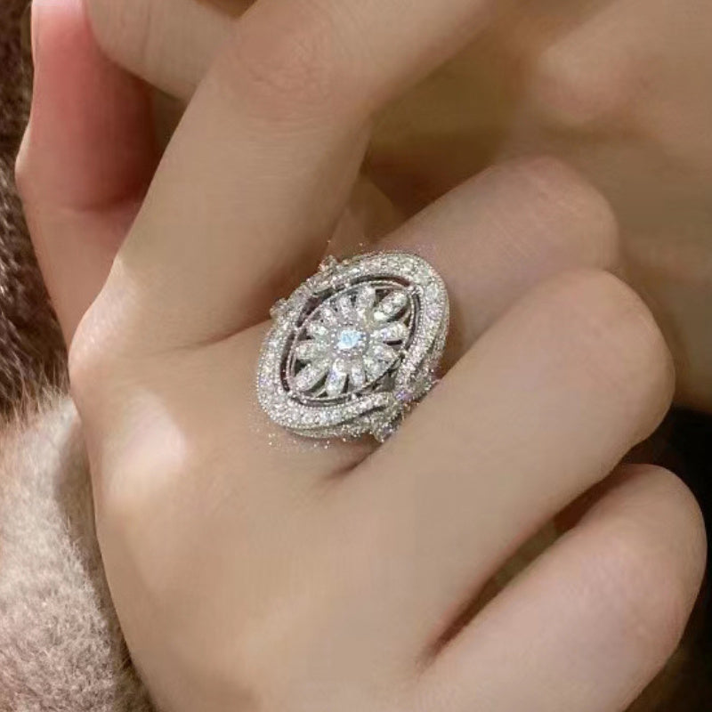 Elegante vintage zonnebloemring volledig bezet met sprankelende zirkonia