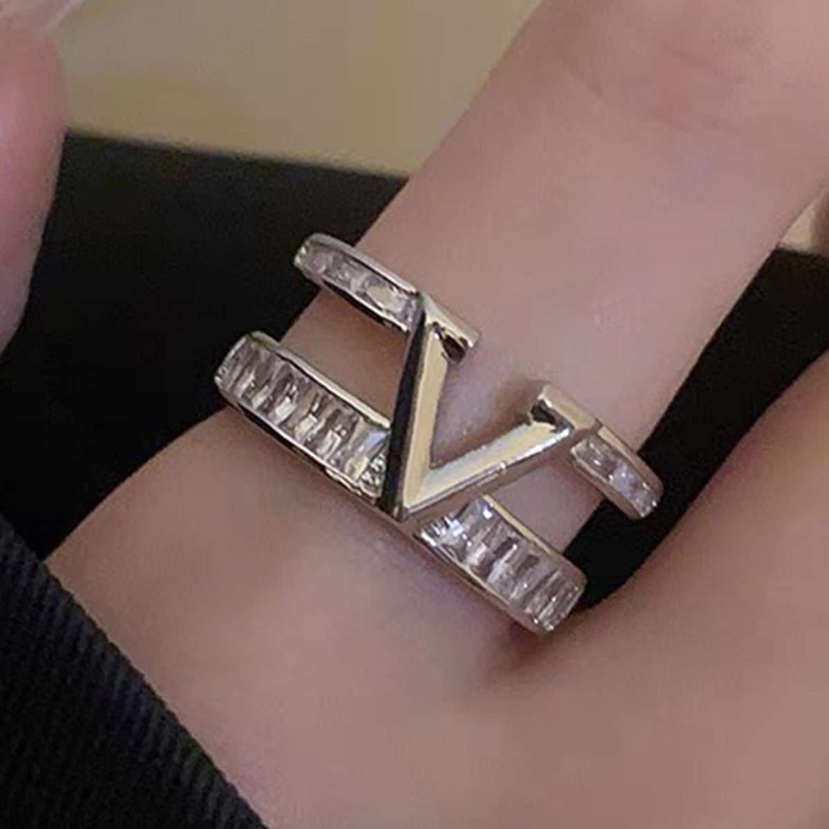 Elegante verstelbare open dubbele ring met V-ontwerp en zirkonia