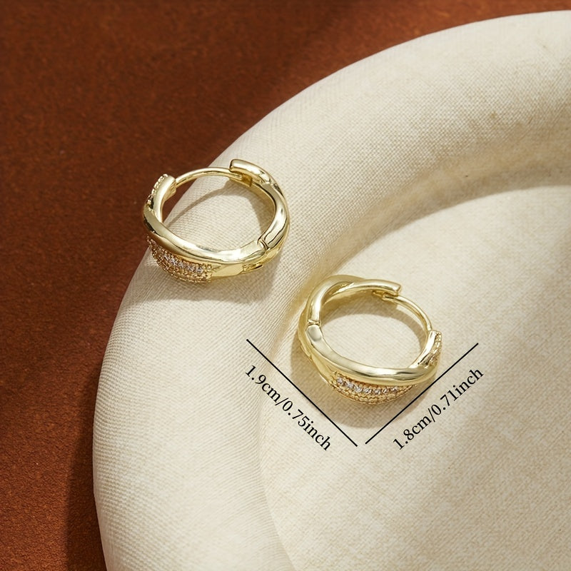 Gedraaide goudkleurige oorringen met pavé kristalaccenten