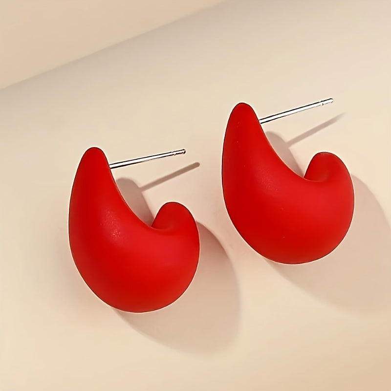 Minimalistische goudkleurige sculpturale C-vormige oorknopjes