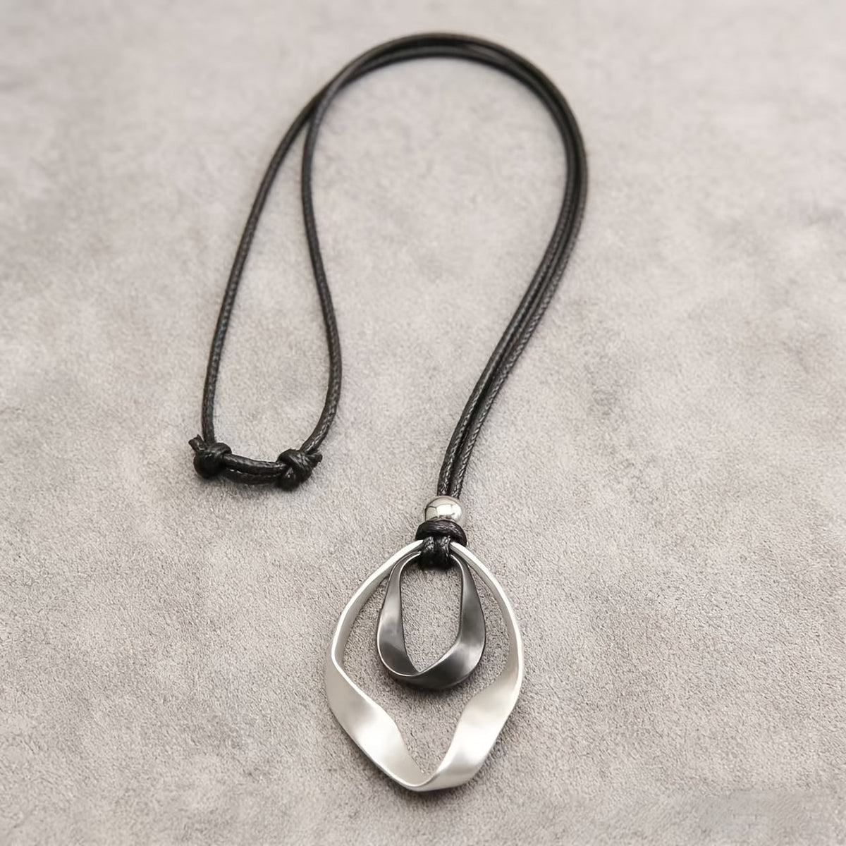 Elegante verstelbare ketting met sculpturale gedraaide druppelhanger