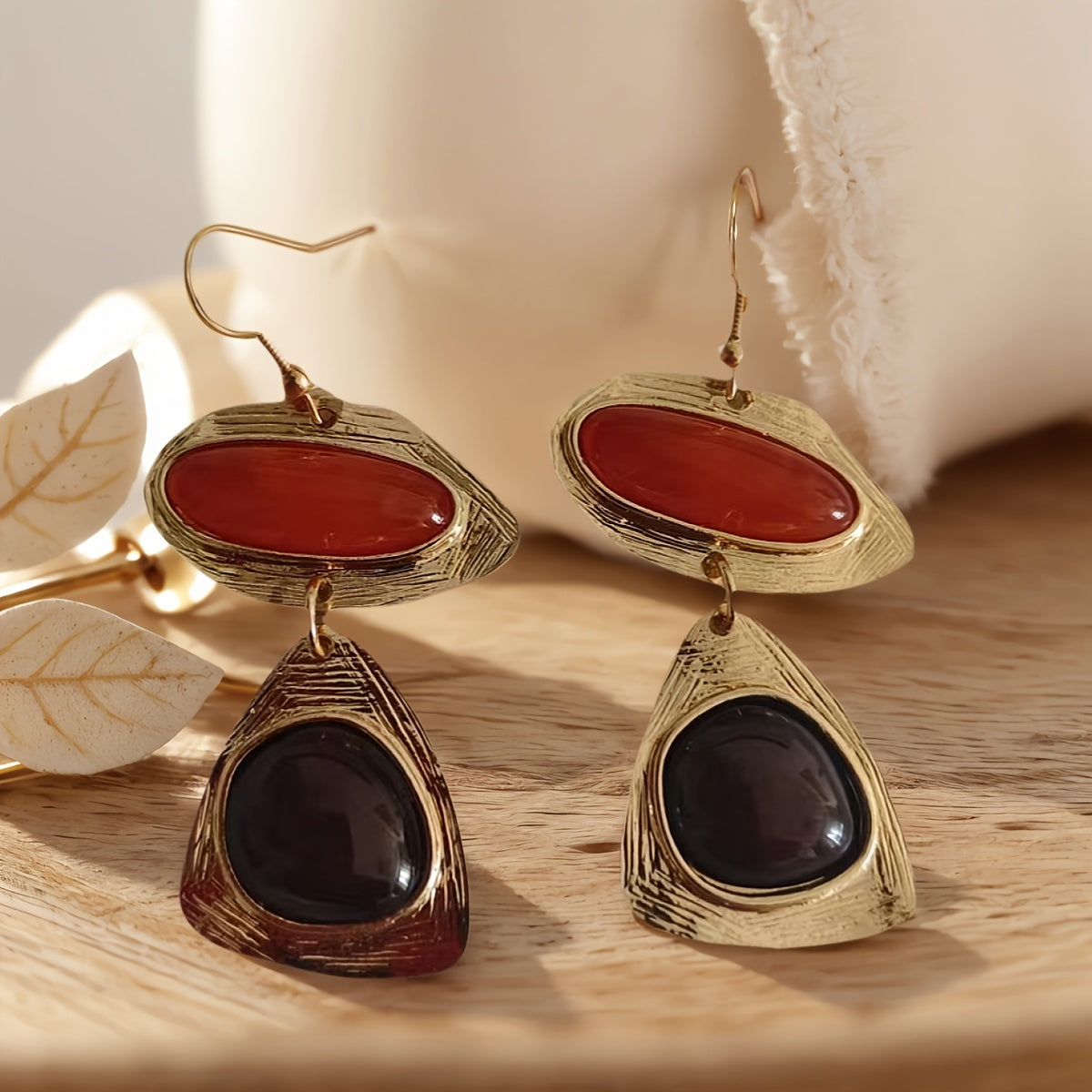 Vintage vergulde oorhangers met rood en zwart hars