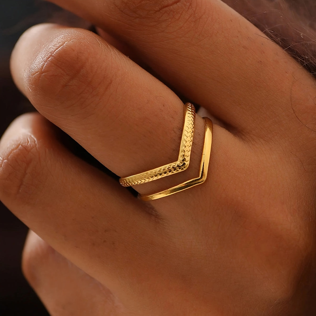 Dubbellaagse goudkleurige verstelbare V-vormige statement ring