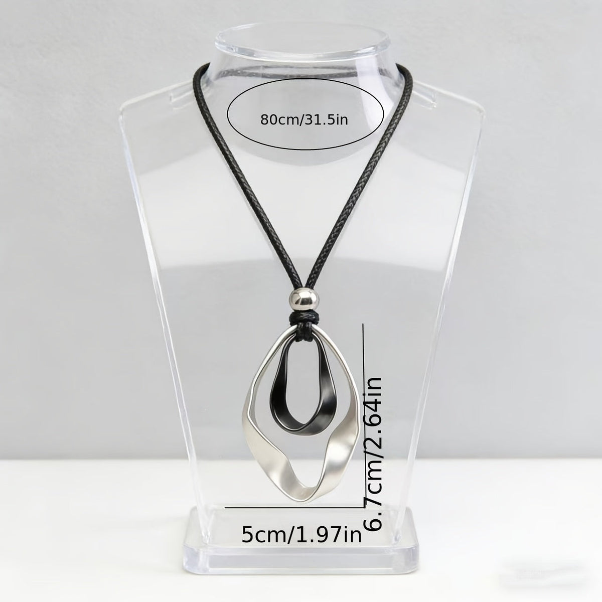 Elegante verstelbare ketting met sculpturale gedraaide druppelhanger