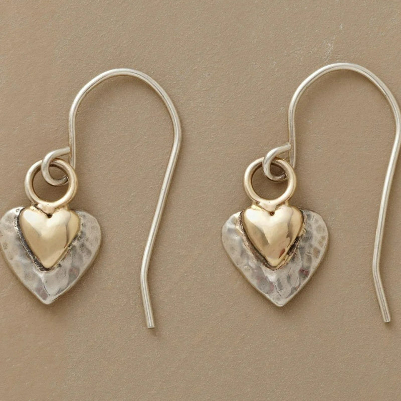 Vintage tweekleurige goudkleurige oorhangers met hartvormige hanger
