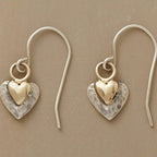 Vintage tweekleurige goudkleurige oorhangers met hartvormige hanger