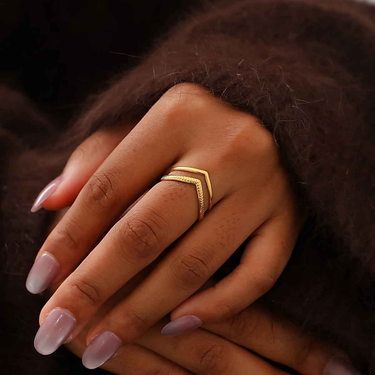 Dubbellaagse goudkleurige verstelbare V-vormige statement ring