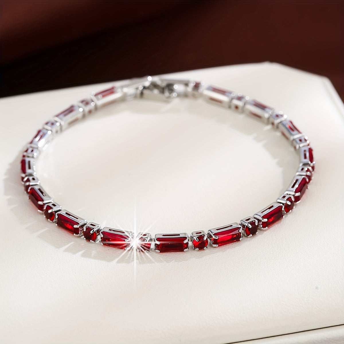 Elegante vintage vergulde armband met zirkonia en robijn