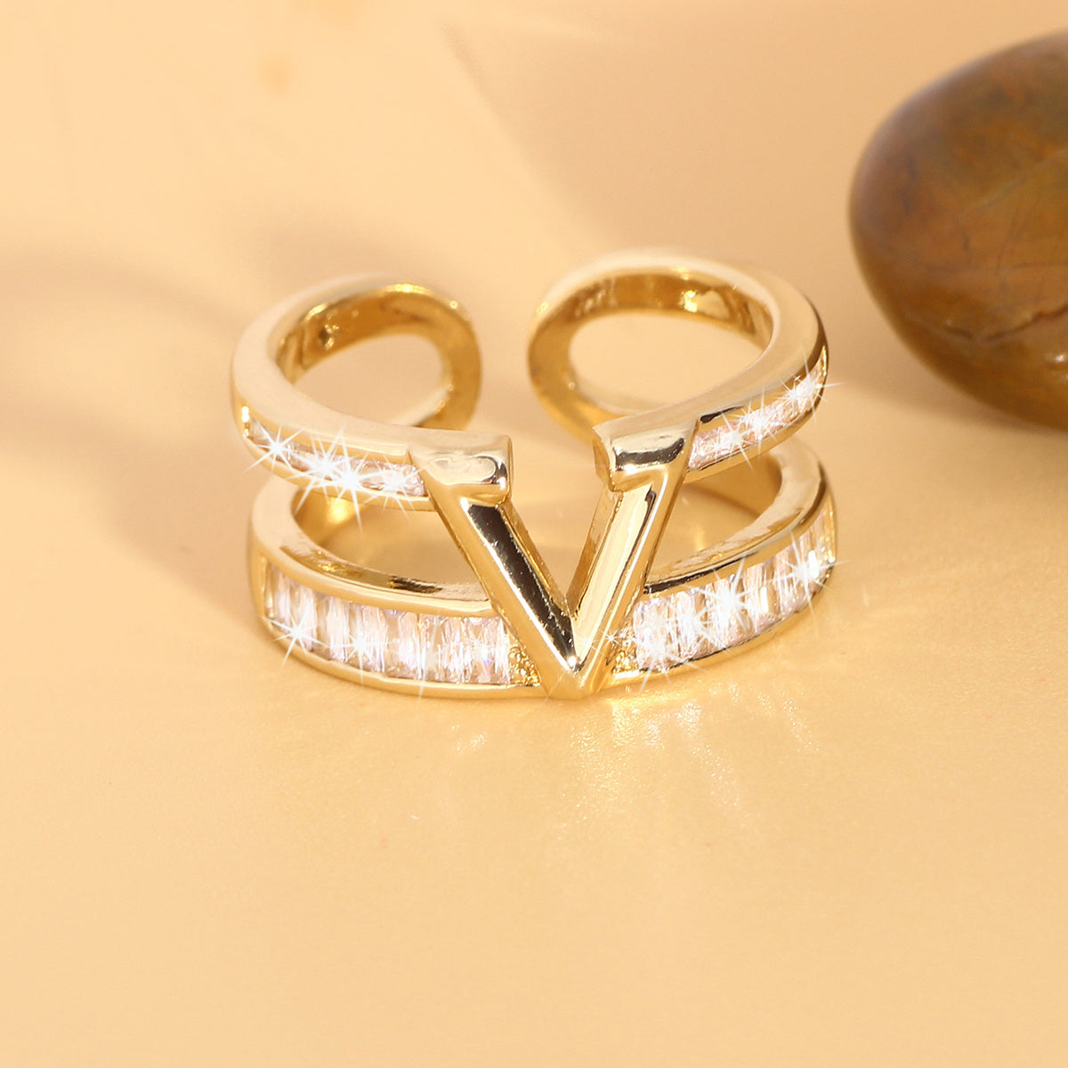 Elegante verstelbare open dubbele ring met V-ontwerp en zirkonia