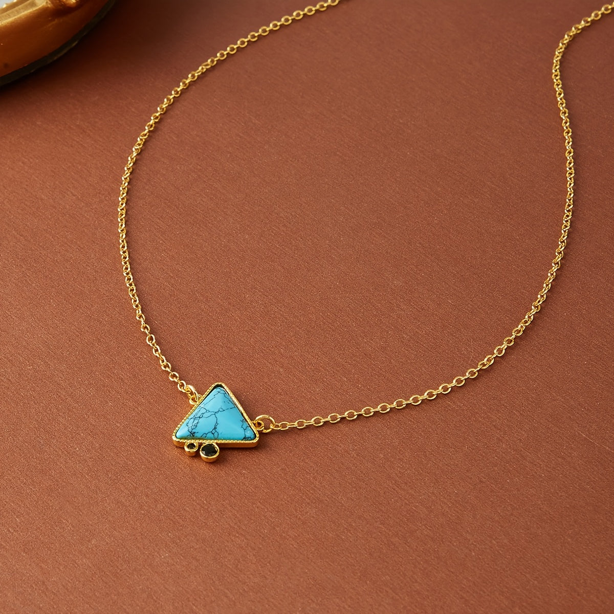 Elegante geometrische ketting met turkooizen driehoekhanger
