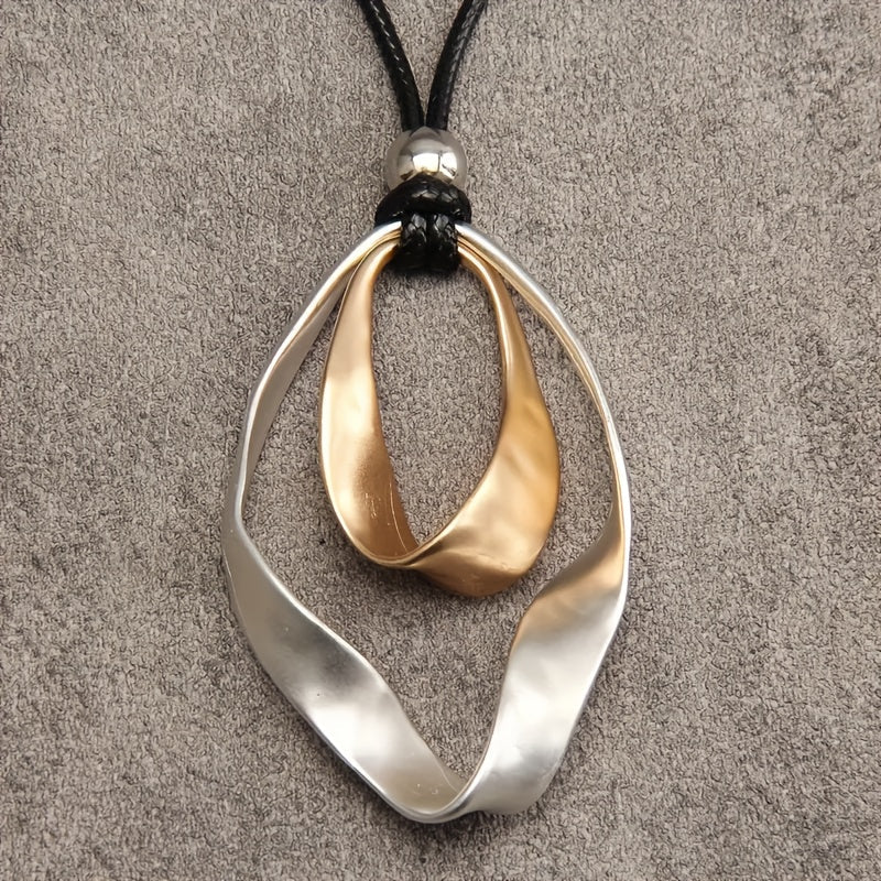 Elegante moderne ketting met abstracte hanger van gemengde metalen