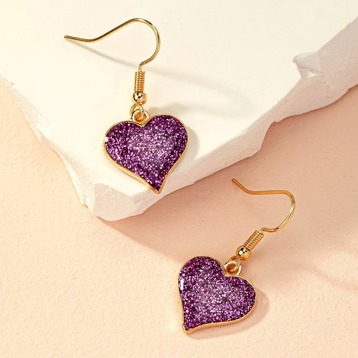 Elegante paarse oorhangers met glitterhart