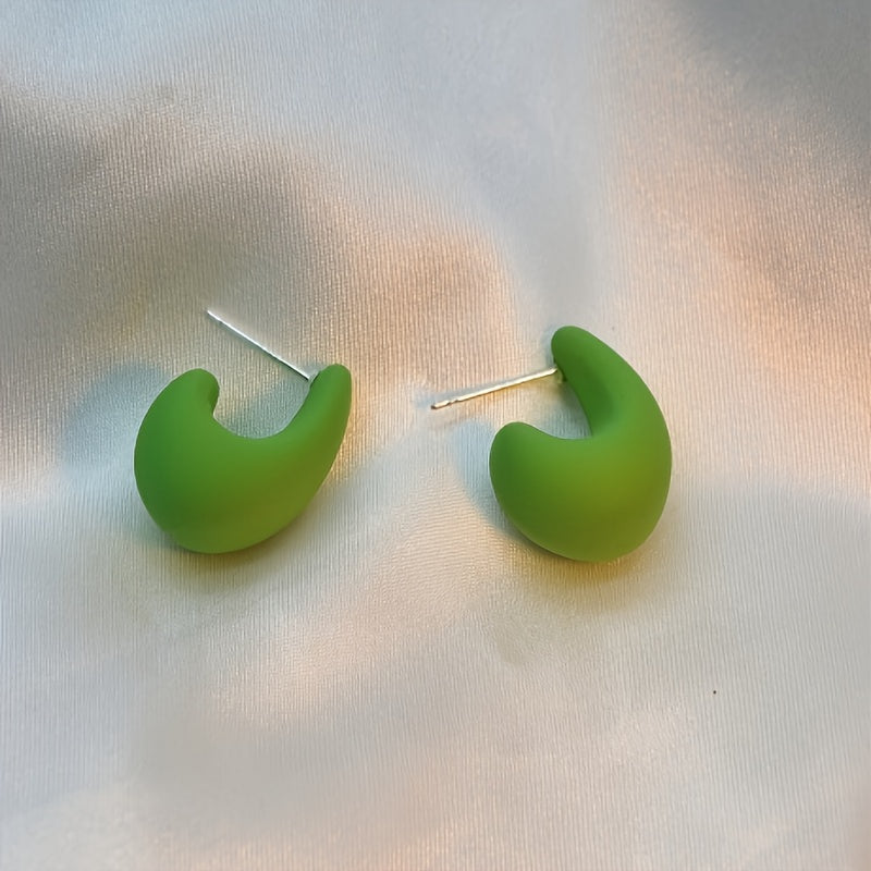 Minimalistische goudkleurige sculpturale C-vormige oorknopjes