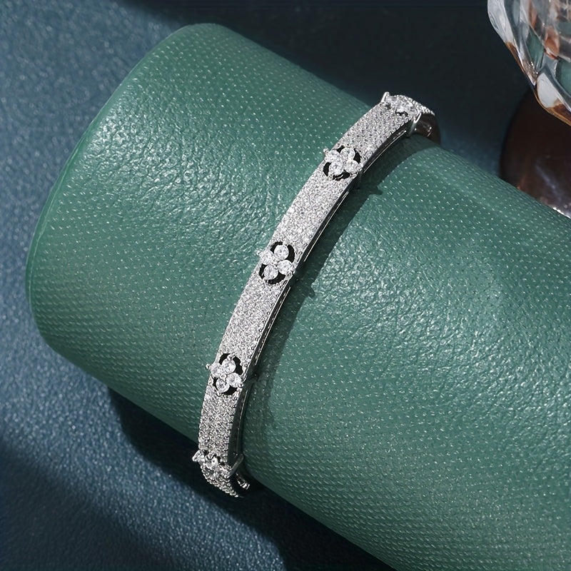 Elegante vergulde armband met zirkonia ingelegd bloemontwerp